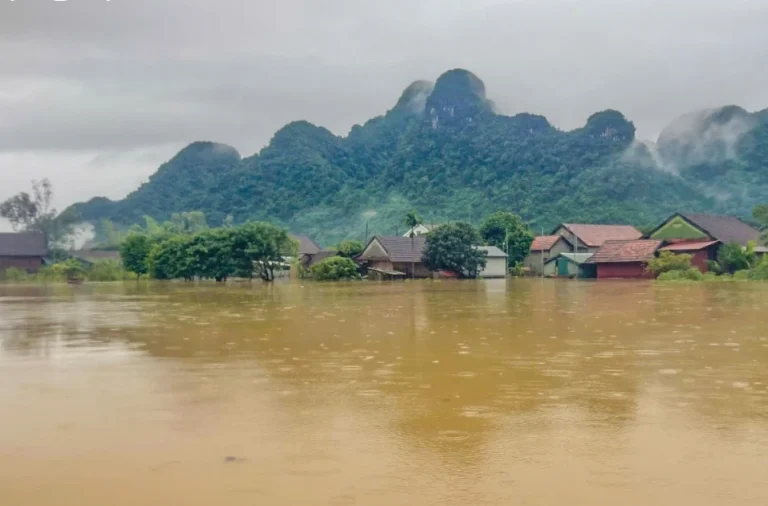 Làng Du Lịch Tốt Nhất Thế Giới Ở Quảng Bình Ngập Sâu Trong Lũ