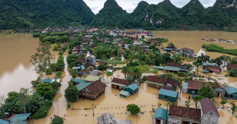 Vùng “rốn lũ” Quảng Bình ngập sâu trong biển nước do bão số 4